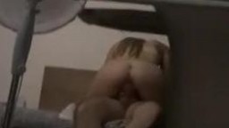 Mlada studentica treći