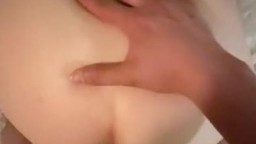 Supruga hoče da liže jaja dok prima u doggy